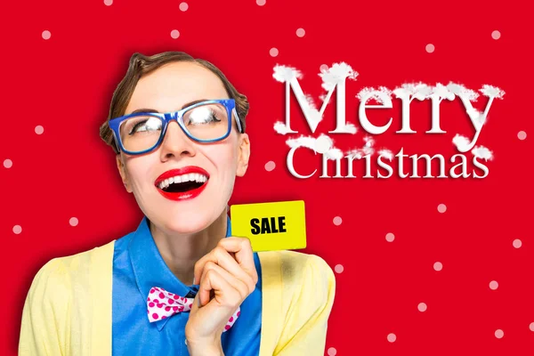 Compras de Navidad mujer sobre fondo rojo —  Fotos de Stock