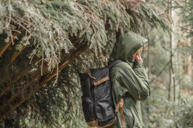 Dağ orman dinlenme yürüyen kadın uzun yürüyüşe çıkan kimse