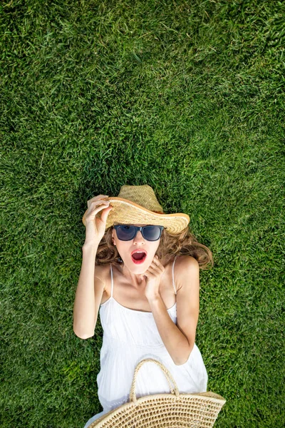 mutlu genç kadın yeşil çim üzerinde yalan