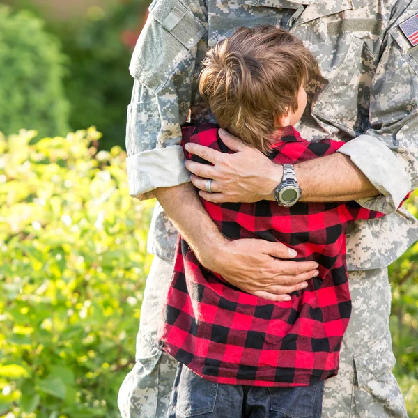 Ευτυχισμένος επανένωση του στρατιώτη με την οικογένεια, γιο αγκαλιά ο πατέρας — Φωτογραφία Αρχείου