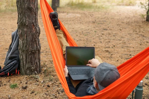 Homem Caminhante Relaxante e trabalhando em laptop em rede no parque nacional da floresta . — Fotografia de Stock