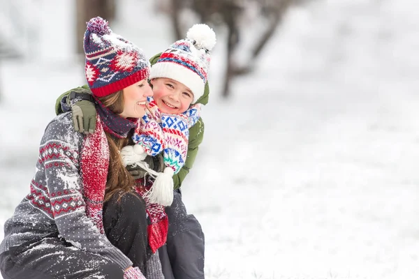 Famiglia felice all'aperto giocando con i fiocchi di neve — Foto Stock