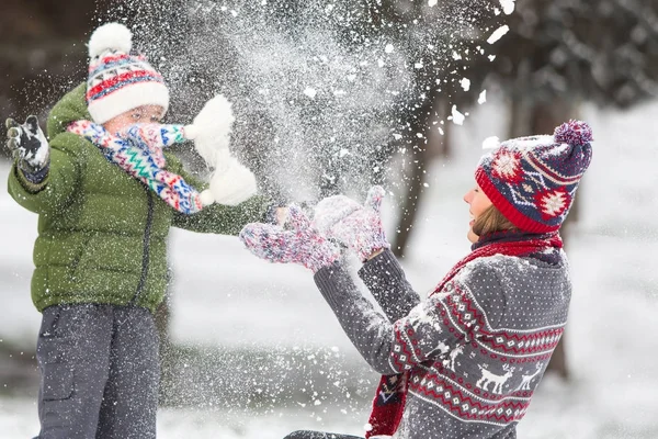 Famiglia felice all'aperto giocando con i fiocchi di neve — Foto Stock