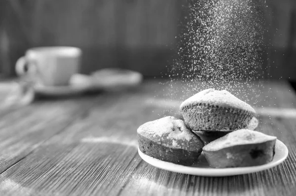 Fundo de inverno de férias com decoração muffins com açúcar em pó — Fotografia de Stock