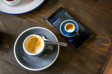 Kahve fincanı ve cep telefonu ile fotoğraf kahve Kupası