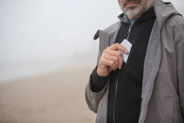 Mann mit Handy in Seenähe — Stockfoto