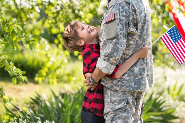 Lycklig återförening av soldat med familj — Stockfoto