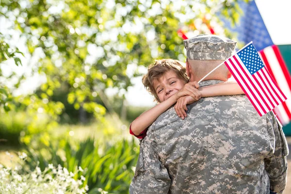 God gjenforening av soldat og familie. – stockfoto