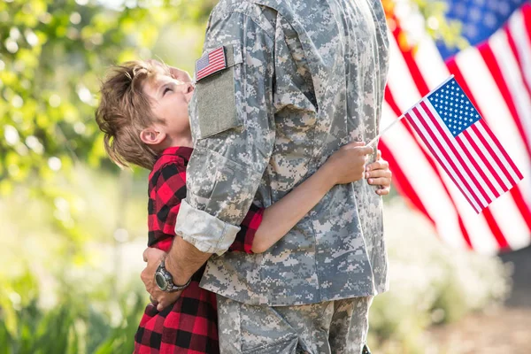 Ευτυχισμένος επανένωση του στρατιώτη με την οικογένεια, ο γιος που αγκαλιάζει τον πατέρα του — Φωτογραφία Αρχείου