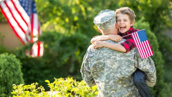 Feliz reunión de soldado con familia, hijo abrazando a su padre — Foto de Stock