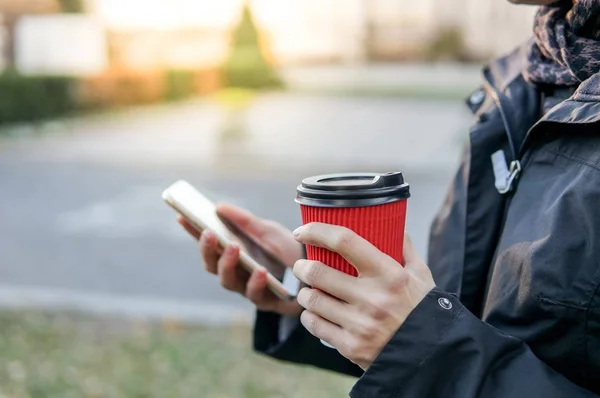 Mujer de otoño con café — Foto de Stock