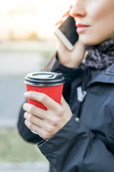 Hösten kvinna med kaffe — Stockfoto