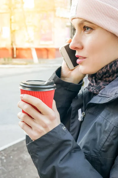 Herbstfrau mit Kaffee — Stockfoto