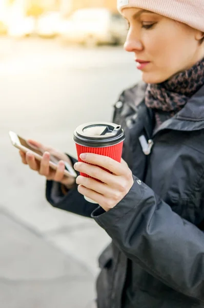 Mujer de otoño con café — Foto de Stock