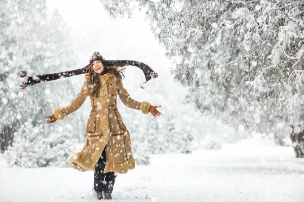 Felice Inverno Divertente Donna Giocando Gettando Neve Con Braccia Aperte — Foto Stock