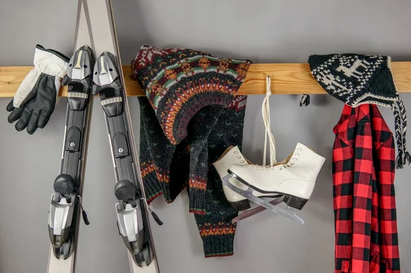 Wintersport Hintergrund Mit Old School Pullover Gestrickter Wollmütze Schlittschuhen Handschuhen — Stockfoto