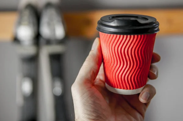 Homem Viajante Detém Café Copo Papel Sobre Fundo Com Céus — Fotografia de Stock