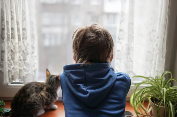 Hermosa Escena Dos Amigos Mirando Por Ventana Niño Pequeño Con — Foto de Stock