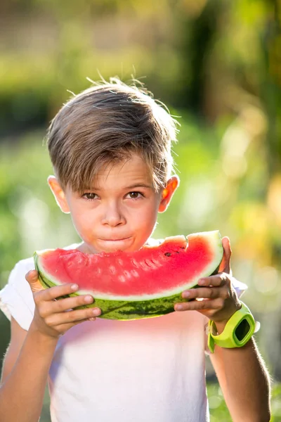 Lustiges Kind Das Draußen Wassermelone Isst Niedlicher Junge Isst Wassermelone — Stockfoto