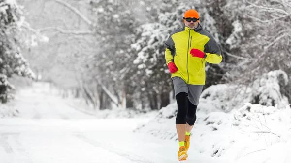 Man Loopt Het Bos Winter Man Het Dragen Van Sportkleding — Stockfoto