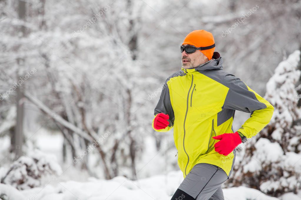 Fotos de Hombre Corriendo Bosque Invierno Hombre Usando Ropa