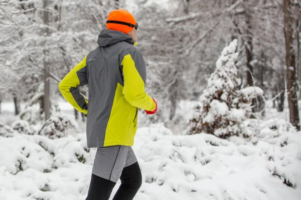 Hombre Corriendo Bosque Invierno Hombre Usando Ropa Deportiva Trotando Invierno — Foto de Stock