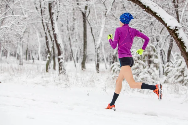 在任何天气下慢跑 雪天冬季公园跑步的年轻热流道妇女 — 图库照片