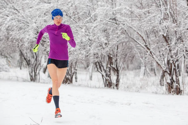 Correr Qualquer Tempo Jovem Mulher Corredor Quente Correndo Parque Inverno — Fotografia de Stock