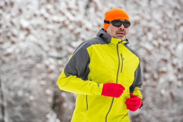 Человек Бегущий Лесу Зимой Мужчина Спортивной Одежде Бегает Зимой Парке — стоковое фото
