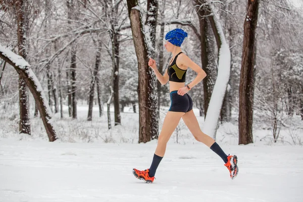 Běhání Jakémkoliv Počasí Mladá Horká Žena Běžec Běží Zimě Parku — Stock fotografie