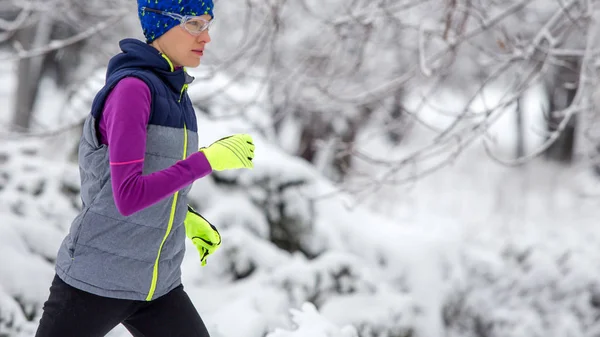 Joggen Alle Weersomstandigheden Young Hot Runner Vrouw Met Sneeuw Weer — Stockfoto