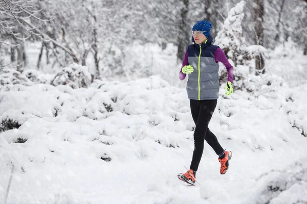 Jogging Każdych Warunkach Pogodowych Young Hot Runner Kobietę Parku Zimowym — Zdjęcie stockowe