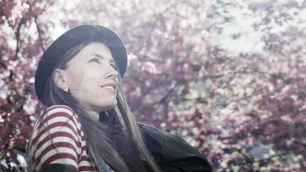 Glückliche Junge Frau Frühlingsblütenpark Mit Sanftem Sonnenschein Lifestyle Urbaner Mode — Stockfoto