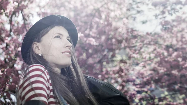 Feliz Joven Mujer Parque Flores Primavera Con Sol Suave Estilo —  Fotos de Stock