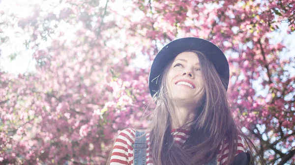 Happy Young Woman Spring Blossom Park Soft Sunshine Lifestyle Urban — Stock Photo, Image