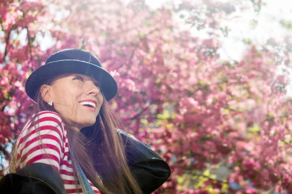 Счастливая Молодая Женщина Весеннем Басовом Парке Мягким Солнцем Образом Жизни — стоковое фото