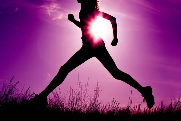 Running Vrouw Dramatische Zonsondergang Sport Vrijheid Concept Getinte Afbeelding — Stockfoto