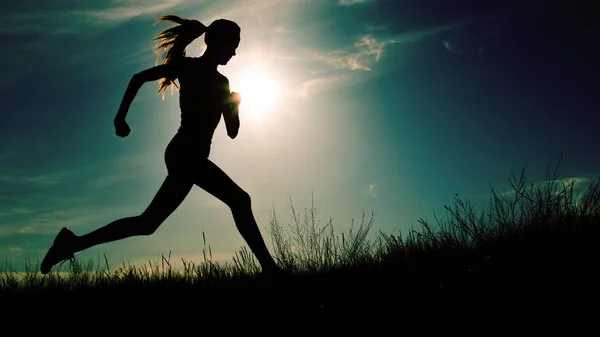 在戏剧性的日落奔跑的女人 运动与自由概念 色调形象 — 图库照片