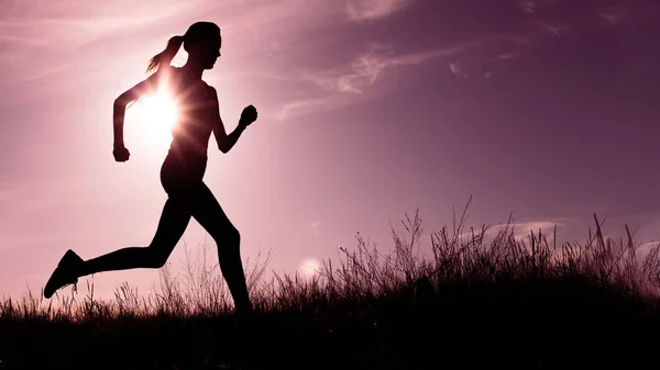 ドラマチックな日没で走っている女性 スポーツと自由の概念 トーンのイメージ — ストック写真