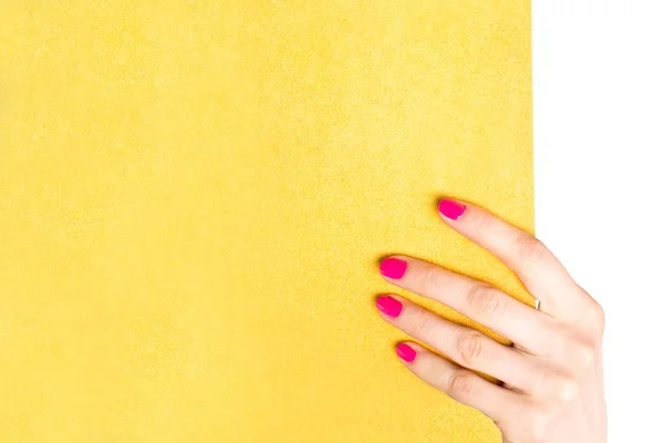 Ręka Różowego Paznokcie Trzyma Żółtej Kartce Papieru — Zdjęcie stockowe