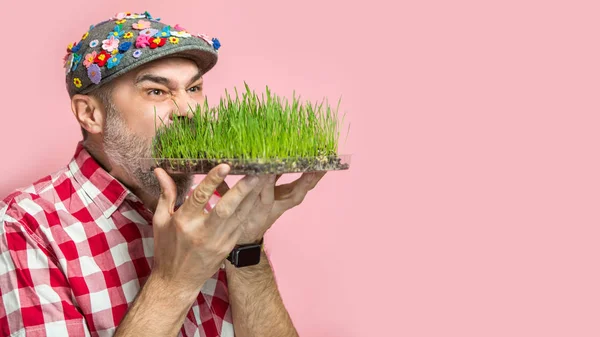 Schöner Mann Trinkt Hausgemachtes Weizengras Getränk Konzept Über Rosa Hintergrund — Stockfoto