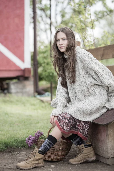 Atemberaubende Brünette Frau Iim Herbst Oder Frühjahr Landschaft — Stockfoto