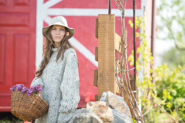 Vacker Kvinna Landsbygdens Landskap Håller Korg Full Lila Blommor — Stockfoto