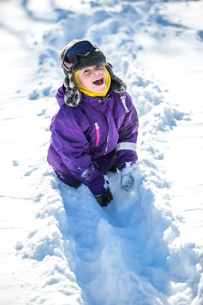 Komik Şirin Yaşındaki Çocuk Dışarıda Karla Oynuyor — Stok fotoğraf