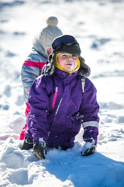 Komik Şirin Yaşındaki Çocuk Dışarıda Karla Oynuyor — Stok fotoğraf