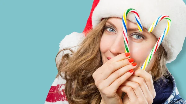 Piękna Kobieta Santa Hat Gospodarstwa Boże Narodzenie Candy Trzciny — Zdjęcie stockowe