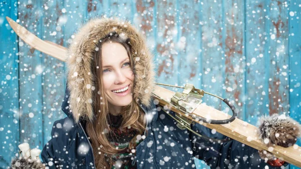 ヴィンテージの木製壁幸せ笑顔でレトロなスキーと美しい女性 — ストック写真