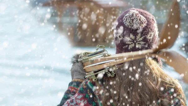 Gelukkig Jonge Vrouw Met Retro Ski Buitenshuis Portret — Stockfoto