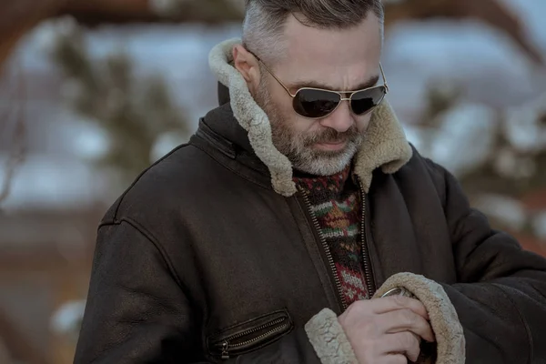 Stijlvolle Man Van Middelbare Leeftijd Winter Modeportret Van Een Knappe — Stockfoto