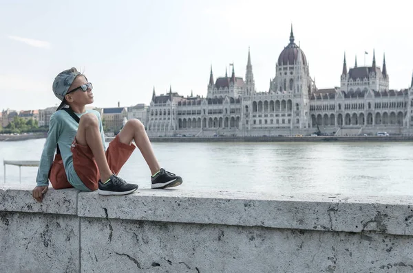 Happy Cute Boy Centrum Budapesztu Koncepcja Podróży — Zdjęcie stockowe